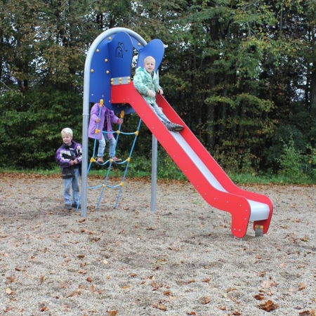 Kinderrutsche mit Seilaufstieg